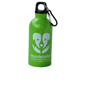 En grön vattenflaska med svart kork och Hundstallets logotyp i vitt. 