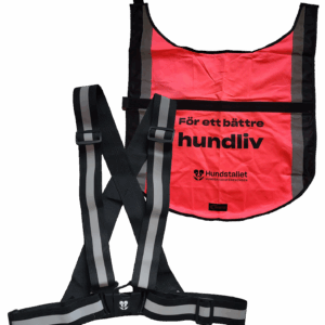 Ett rosa reflextäcke till hund och en svart reflexsele till en människa. 