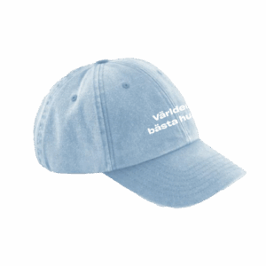En ljusblå basebollkeps med vit text på.