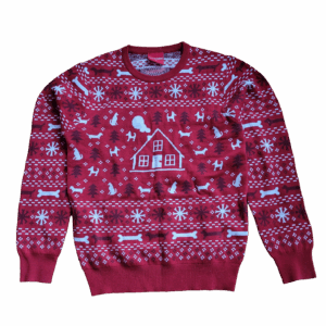 En röd tröja med ett hus på.