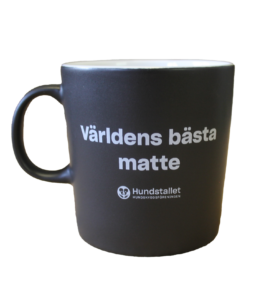 En svart kaffemugg med ord på.