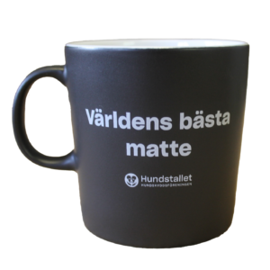 En svart kaffemugg med ord på.