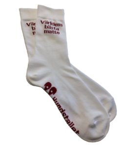 Ett par vita strumpor med röd text.