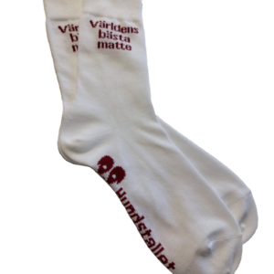 Ett par vita strumpor med röd text.