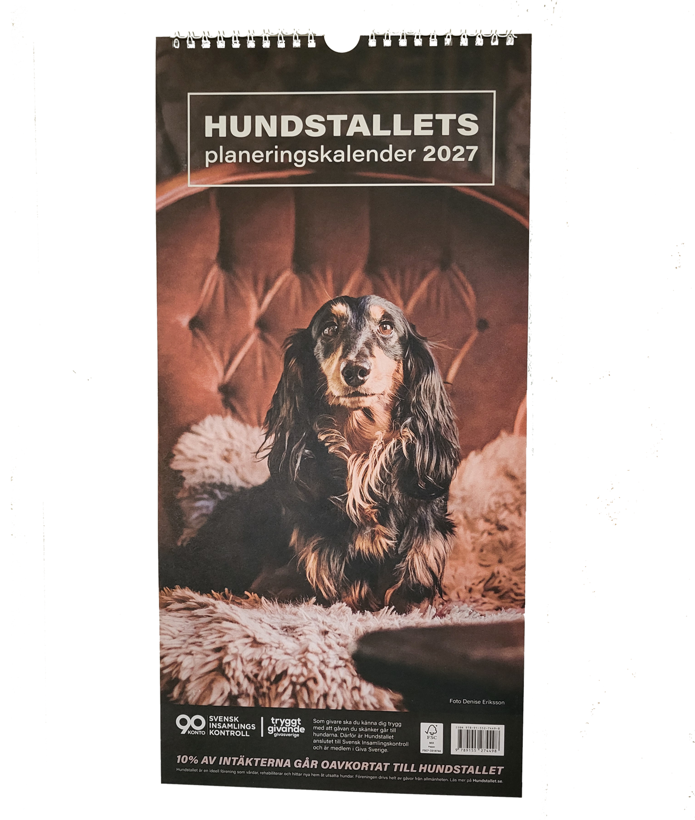 En kalender med en bild på en hund.